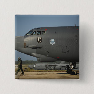 Eine Flugbesatzung der US Air Force bereitet eine  Button