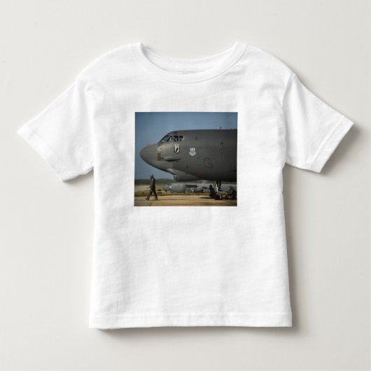 Eine Flugbesatzung der US Air Force bereitet eine  Kleinkind T-shirt (Vorderseite)