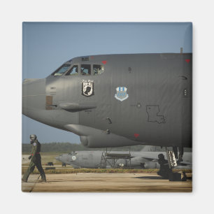 Eine Flugbesatzung der US Air Force bereitet eine  Magnet