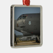 Eine Flugbesatzung der US Air Force bereitet eine Ornament Aus Metall (Rechts)