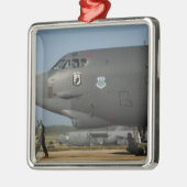 Eine Flugbesatzung der US Air Force bereitet eine Ornament Aus Metall (Links)