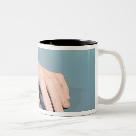 Eine Form der Hand von Frederic Chopin Zweifarbige Tasse (Rechts)