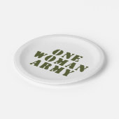 EINE FRAU ARMY PAPPTELLER (Schrägansicht)