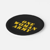 EINE FRAU ARMY PAPPTELLER (Schrägansicht)