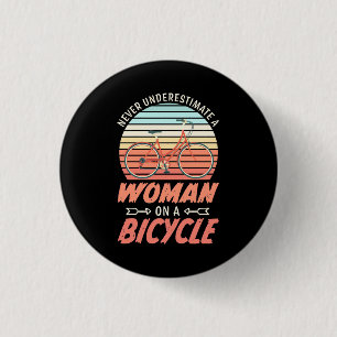 Eine Frau auf dem Fahrrad Button