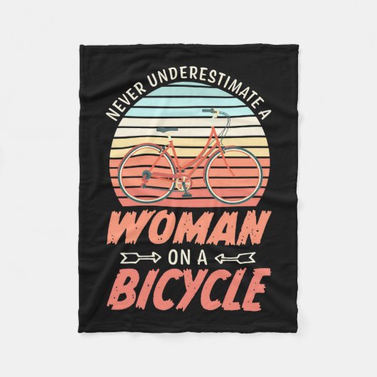 Eine Frau auf dem Fahrrad Fleecedecke (Vorderseite)