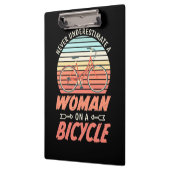 Eine Frau auf dem Fahrrad Klemmbrett (Links)