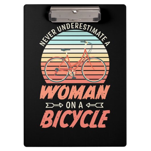 Eine Frau auf dem Fahrrad Klemmbrett (Vorderseite)