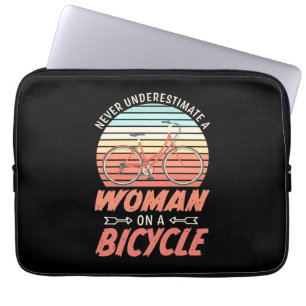 Eine Frau auf dem Fahrrad Laptopschutzhülle