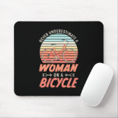 Eine Frau auf dem Fahrrad Mousepad (Mit Mouse)