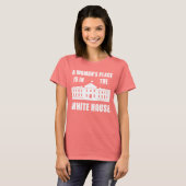 "EINE FRAU BEFINDET SICH IM WEISSEN HAUS" T-Shirt (Vorne ganz)