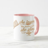 Eine Frau- Café-Kollektion™ Tasse (VorderseiteRechts)