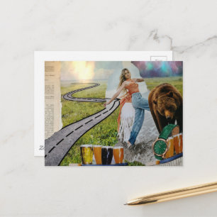 Eine Frau, die die surreale Collage mit dem Bären Postkarte