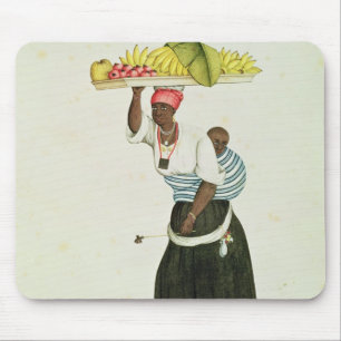 Eine Frau, die einen Behälter der Frucht auf ihrem Mousepad