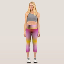 Eine Frau, die farbenfrohe Gradienten-Leggings trä Capri Leggings