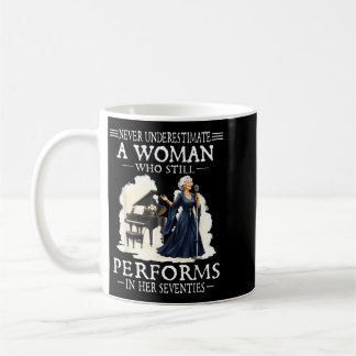 Eine Frau, die in den 70ern Design trägt, untersch Kaffeetasse