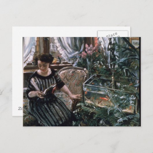 Eine Frau, die in der Nähe eines Goldfisch-Tanks l Postkarte (Vorne/Hinten)