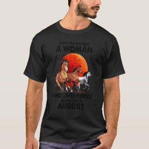 Eine Frau, die Pferde liebt und im August geboren T-Shirt