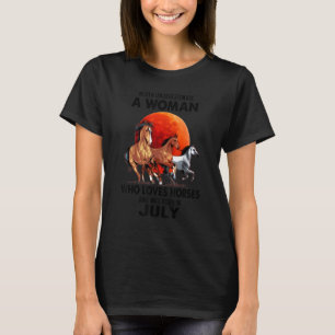 Eine Frau, die Pferde liebt und im Juli geboren wu T-Shirt