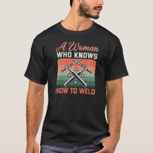 Eine Frau, die weiß, wie man Weibchen wecken kann T-Shirt