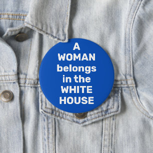 Eine Frau gehört in den Blauen Knopf des Weißen Ha Button