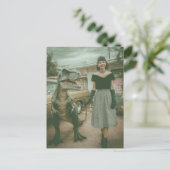 Eine Frau geht mit ihrem Haustier T-Rex Postkarte (Stehend Vorderseite)