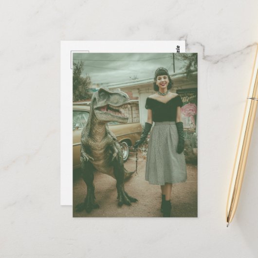 Eine Frau geht mit ihrem Haustier T-Rex Postkarte (Vorderseite/Rückseite Beispiel)