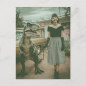 Eine Frau geht mit ihrem Haustier T-Rex Postkarte (Vorderseite)