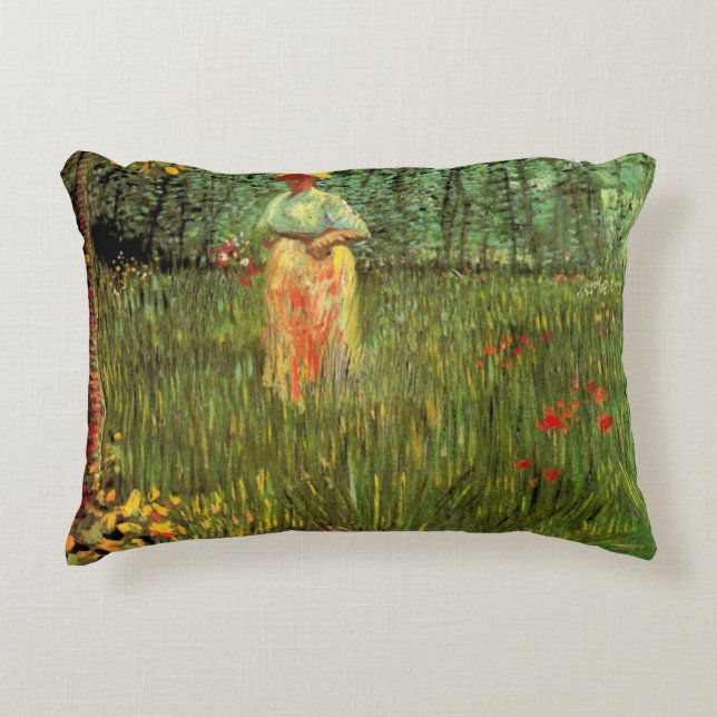 Eine Frau im Garten Spazieren durch Vincent van Go Dekokissen (Vorderseite)
