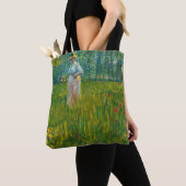 Eine Frau im Garten spazieren - Vincent van Gogh Tasche (Von Nahem)