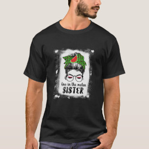 Eine Frau im Melon Sister Leopard Wassermelon T-Shirt