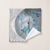 Eine Frau in blauem Kleid auf einer Schaukel Badhandtuch Set (Waschlappen)