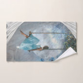 Eine Frau in blauem Kleid auf einer Schaukel Badhandtuch Set (Handtuch)