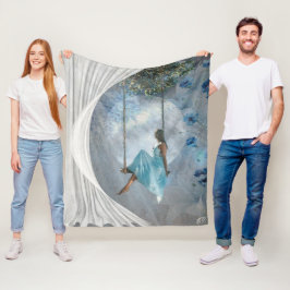 Eine Frau in blauem Kleid auf einer Schaukel Fleecedecke