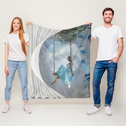 Eine Frau in blauem Kleid auf einer Schaukel Fleecedecke (Beispiel)