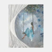 Eine Frau in blauem Kleid auf einer Schaukel Fleecedecke (Vorderseite)