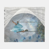 Eine Frau in blauem Kleid auf einer Schaukel Fleecedecke (Vorderseite (Horizontal))