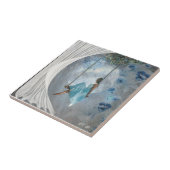 Eine Frau in blauem Kleid auf einer Schaukel Fliese (Seite)