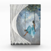 Eine Frau in blauem Kleid auf einer Schaukel Fotoblock (Vorderseite)