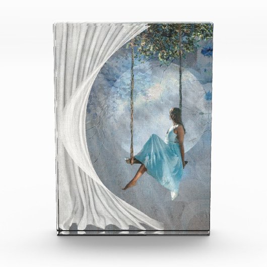 Eine Frau in blauem Kleid auf einer Schaukel Fotoblock (Vorderseite)