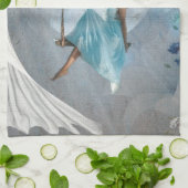 Eine Frau in blauem Kleid auf einer Schaukel Geschirrtuch (Gefaltet)