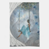 Eine Frau in blauem Kleid auf einer Schaukel Geschirrtuch (Vertikal)