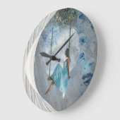 Eine Frau in blauem Kleid auf einer Schaukel Große Wanduhr (Winkel)