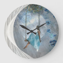 Eine Frau in blauem Kleid auf einer Schaukel