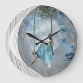 Eine Frau in blauem Kleid auf einer Schaukel Große Wanduhr