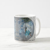 Eine Frau in blauem Kleid auf einer Schaukel Kaffeetasse (VorderseiteRechts)