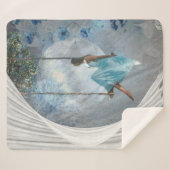 Eine Frau in blauem Kleid auf einer Schaukel Sherpadecke (Vorderseite (Horizontal))