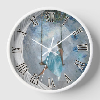 Eine Frau in blauem Kleid auf einer Schaukel Uhr