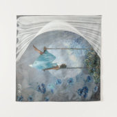 Eine Frau in blauem Kleid auf einer Schaukel Wandteppich (Vorderseite (Horizontal))