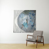 Eine Frau in blauem Kleid auf einer Schaukel Wandteppich (Beispiel)